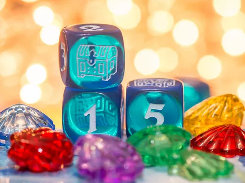 Dés du jeu et coquillages